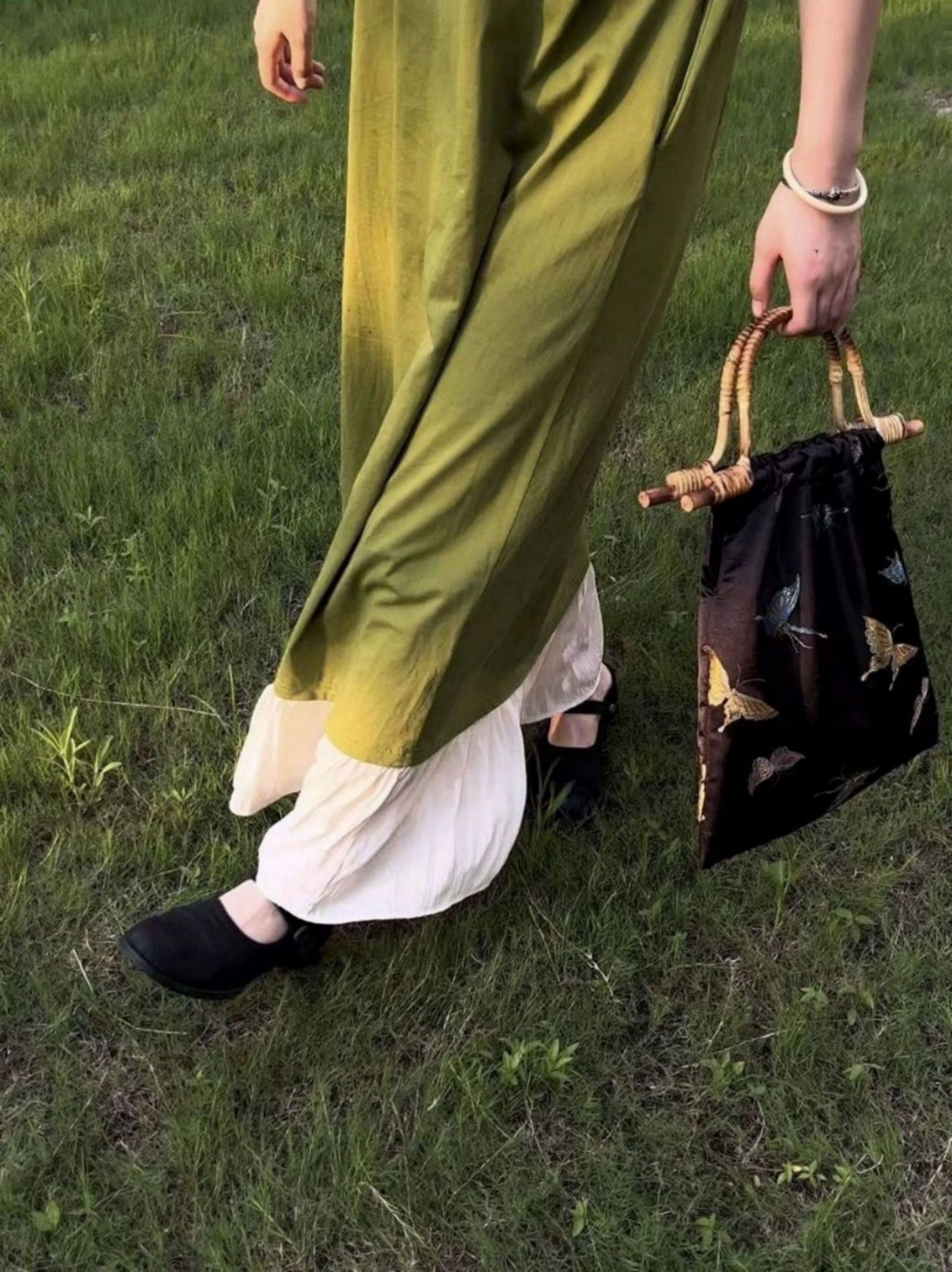 Statement Tote Bag with Japanese Aesthetics and Wooden Rattan Handles - Perfect for Grocery Shopping