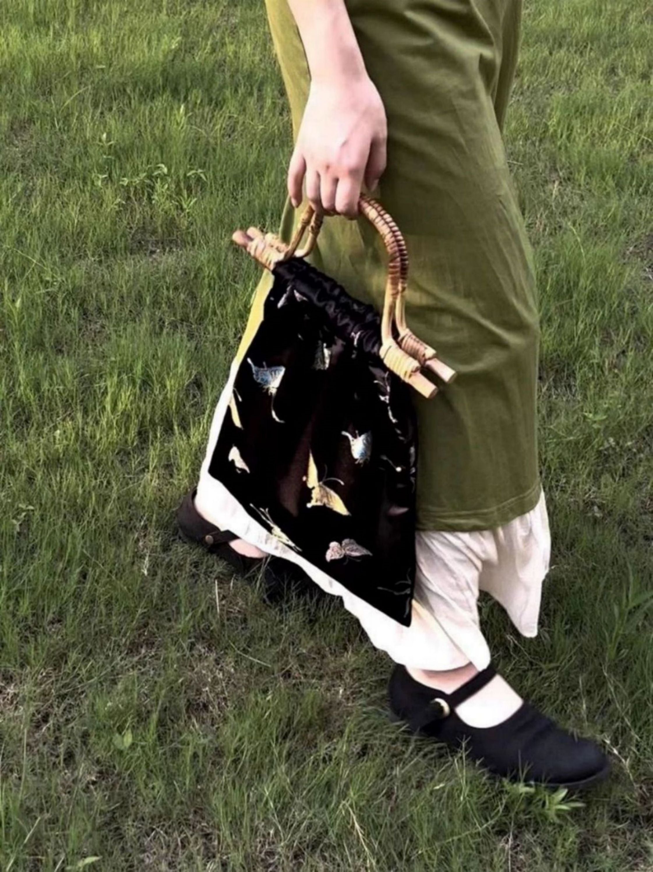 Statement Tote Bag with Japanese Aesthetics and Wooden Rattan Handles - Perfect for Grocery Shopping